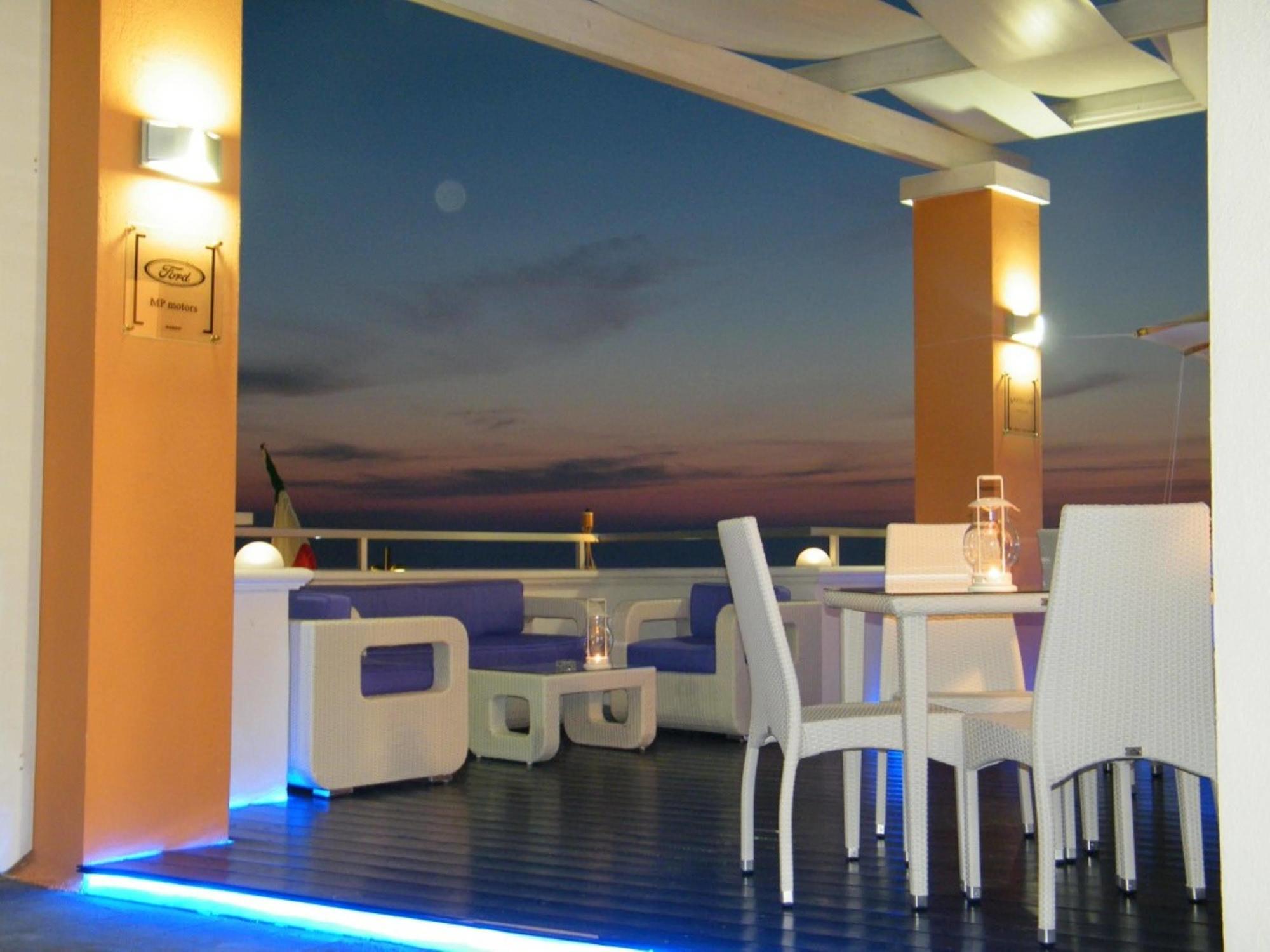 Piccadilly Rooms Restaurant And Beach Santa Maria al Bagno Exterior foto