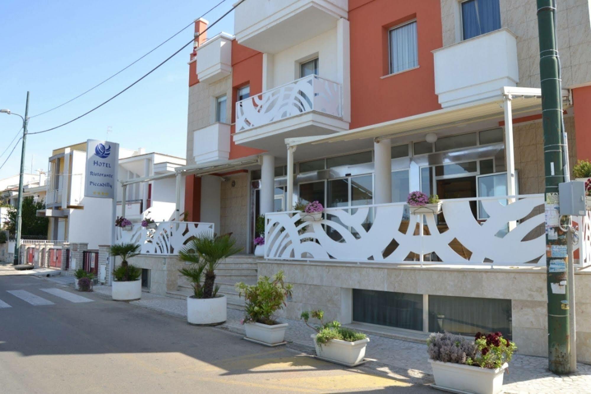 Piccadilly Rooms Restaurant And Beach Santa Maria al Bagno Exterior foto